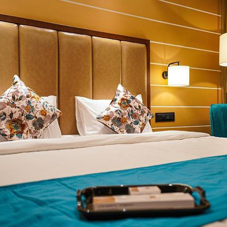 Hotel El Magnifico Сурат Екстериор снимка