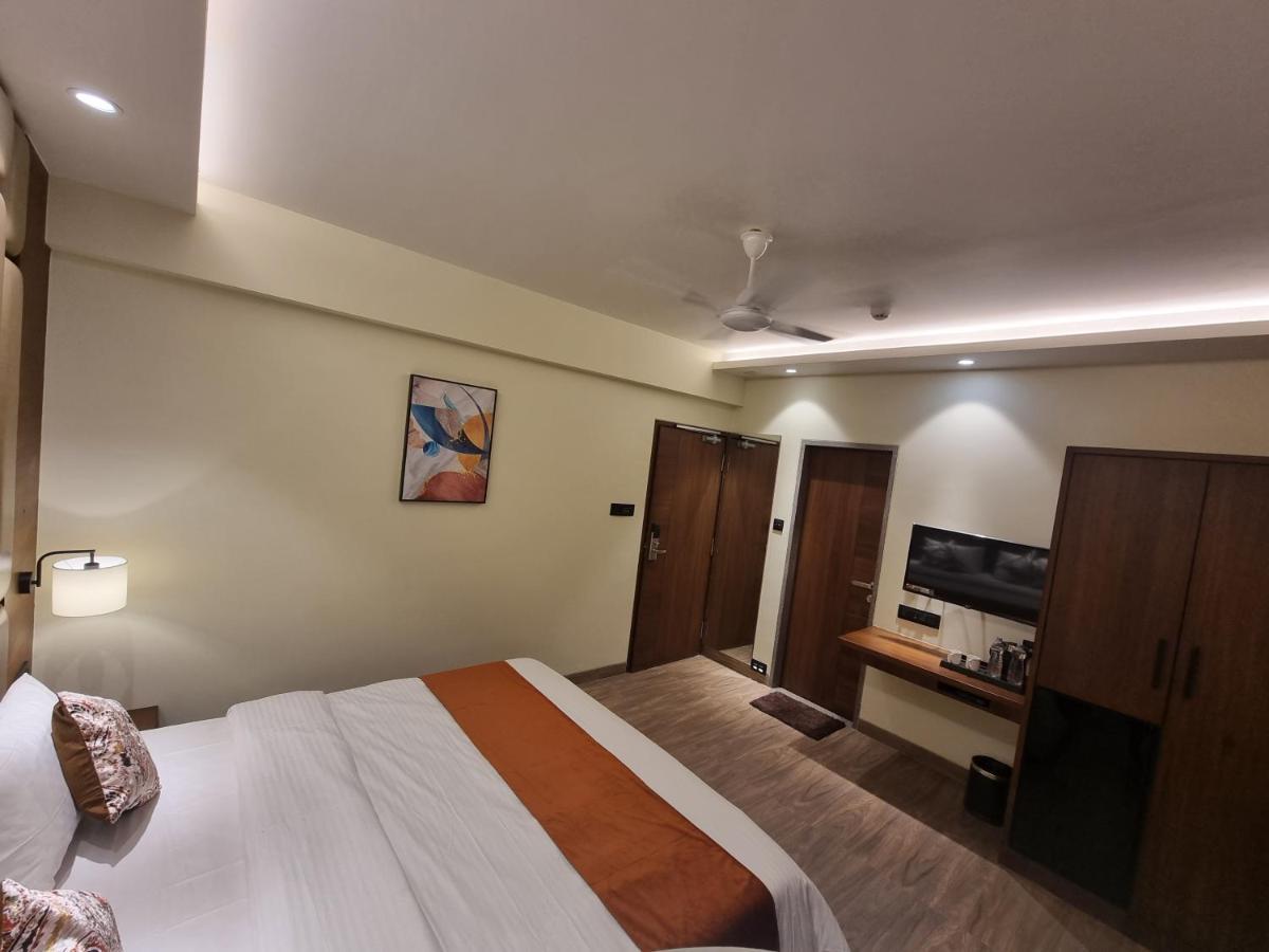Hotel El Magnifico Сурат Екстериор снимка