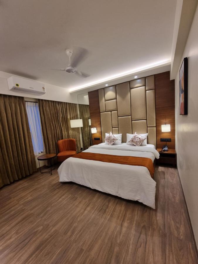 Hotel El Magnifico Сурат Екстериор снимка