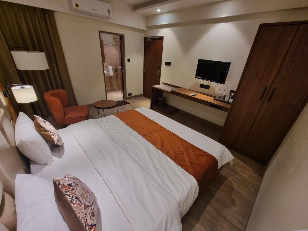 Hotel El Magnifico Сурат Екстериор снимка