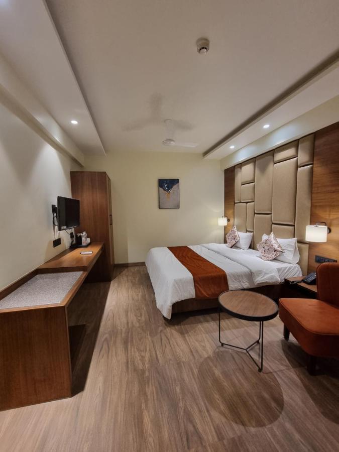 Hotel El Magnifico Сурат Екстериор снимка