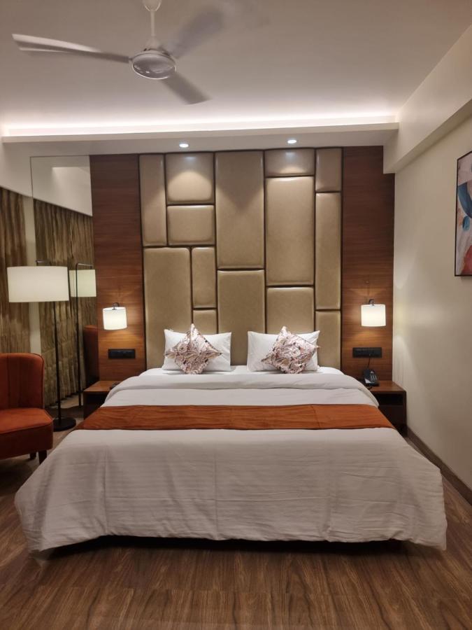 Hotel El Magnifico Сурат Екстериор снимка