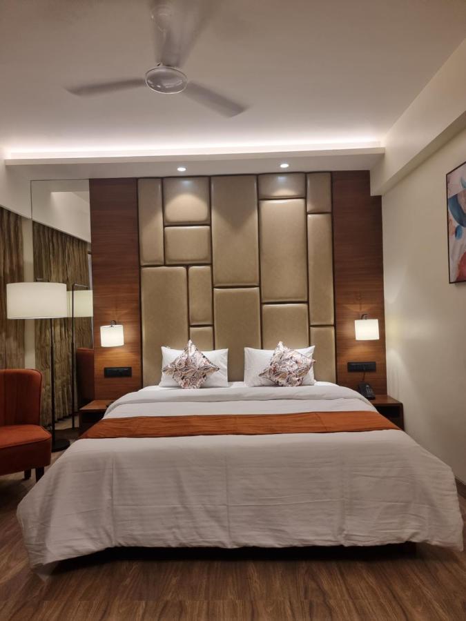 Hotel El Magnifico Сурат Екстериор снимка