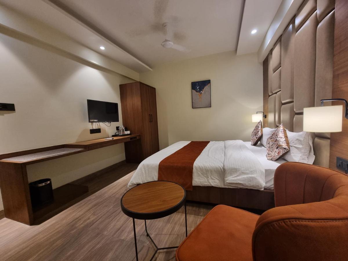 Hotel El Magnifico Сурат Екстериор снимка