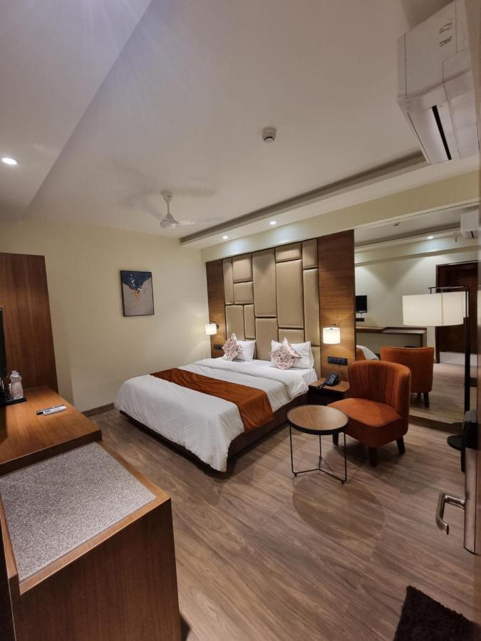 Hotel El Magnifico Сурат Екстериор снимка