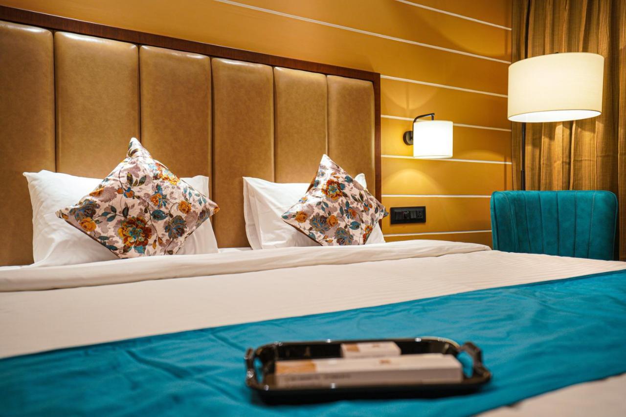 Hotel El Magnifico Сурат Екстериор снимка