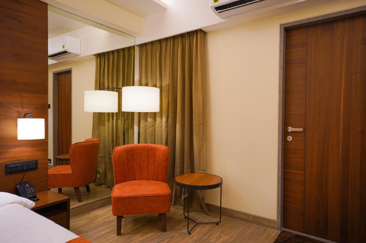 Hotel El Magnifico Сурат Екстериор снимка