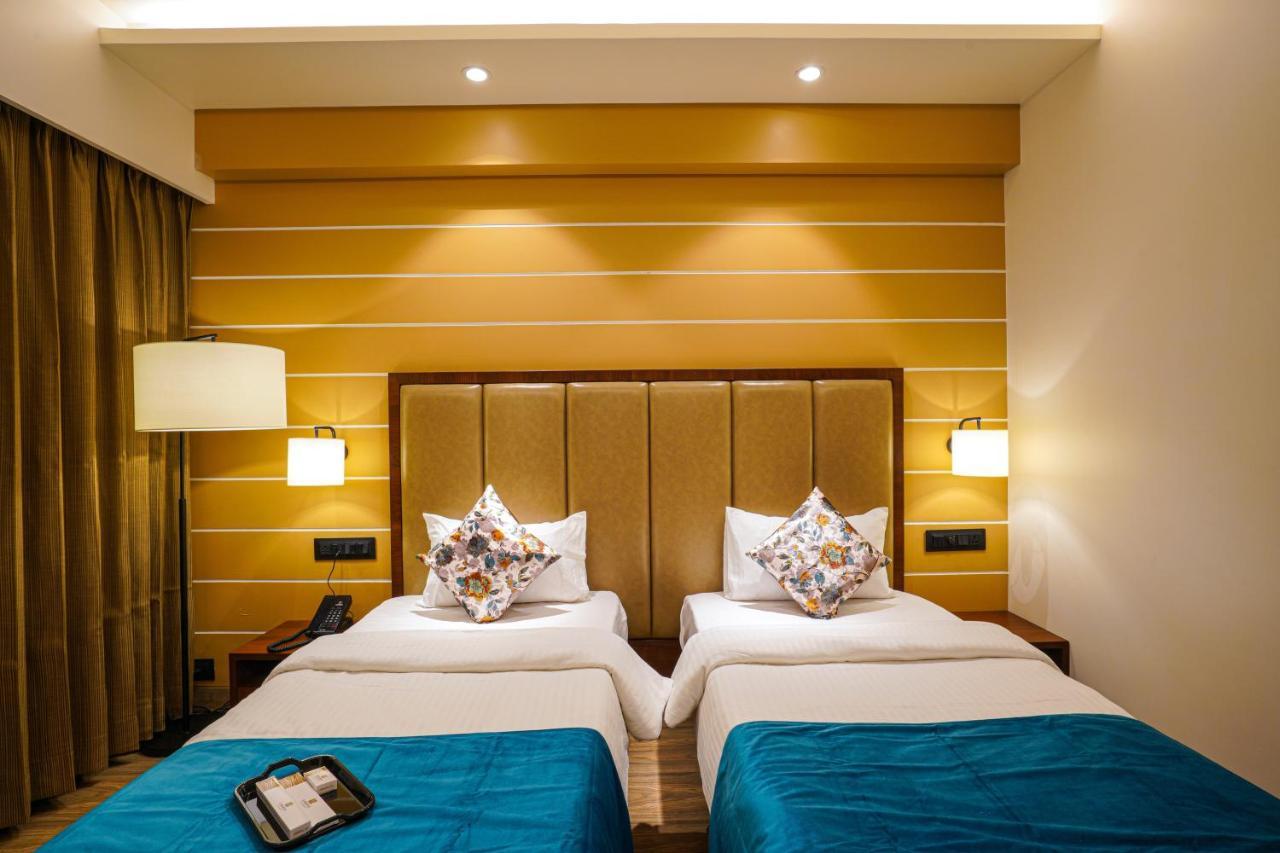 Hotel El Magnifico Сурат Екстериор снимка