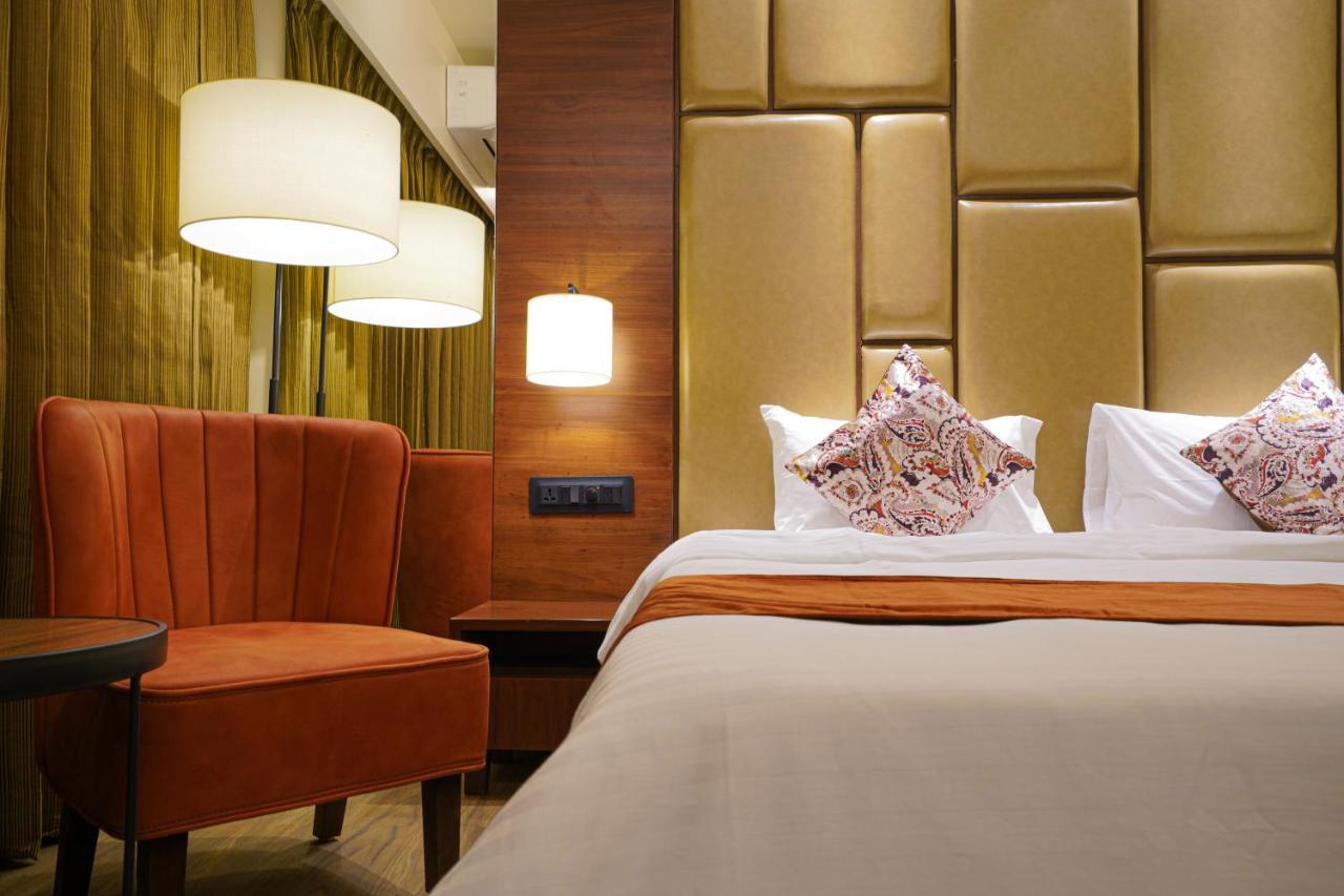 Hotel El Magnifico Сурат Екстериор снимка