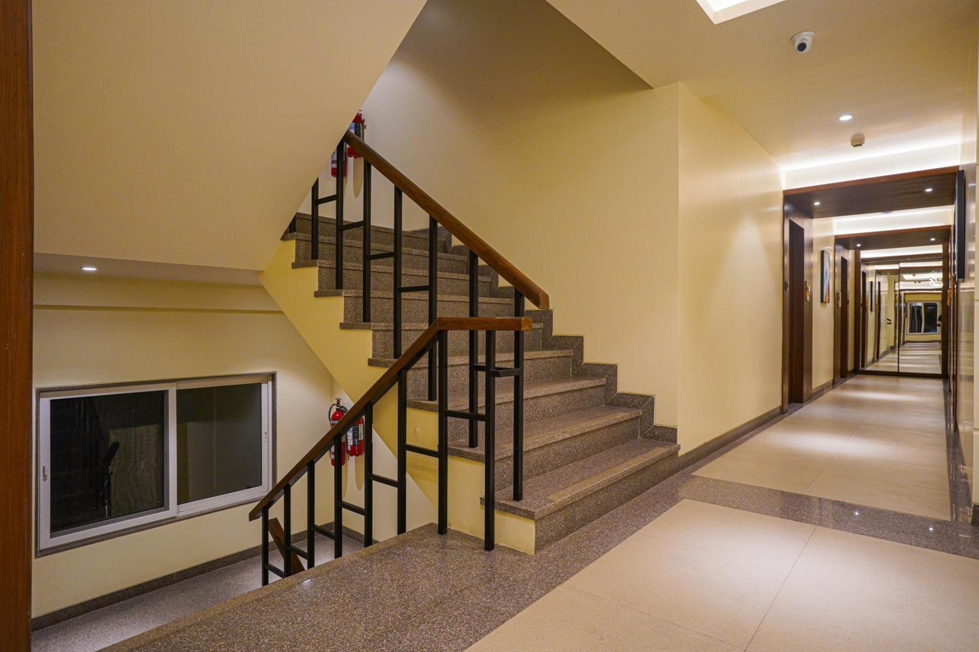 Hotel El Magnifico Сурат Екстериор снимка