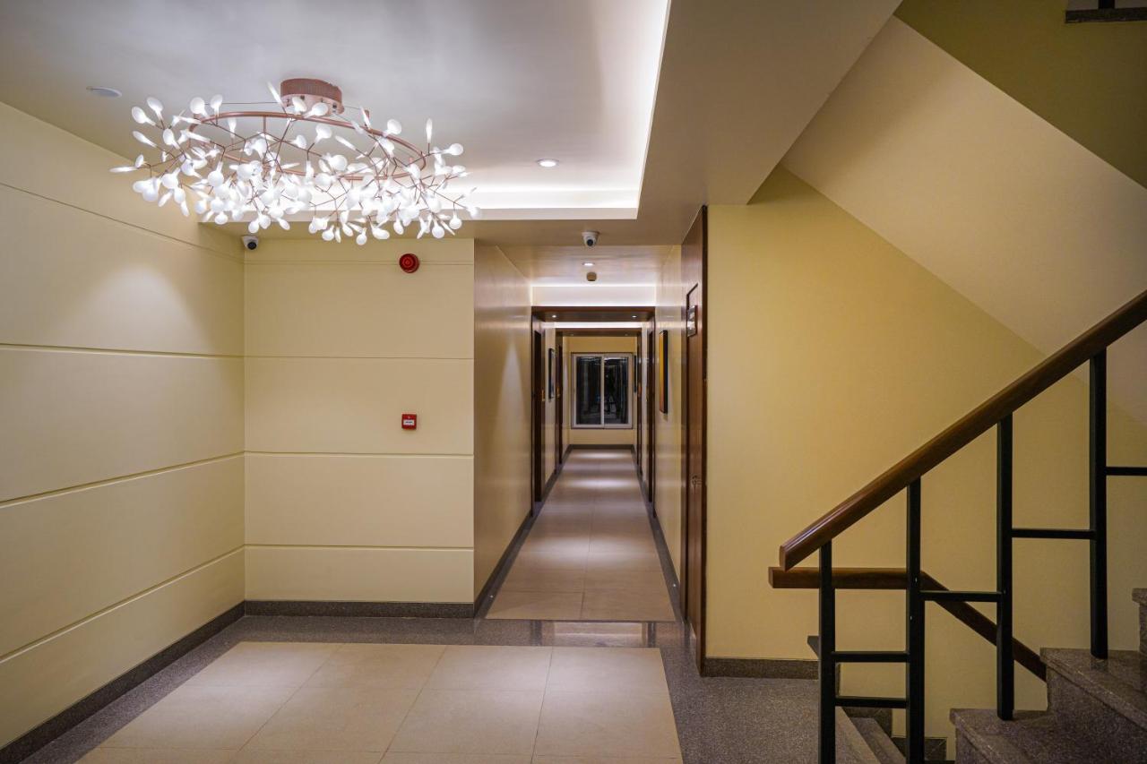 Hotel El Magnifico Сурат Екстериор снимка